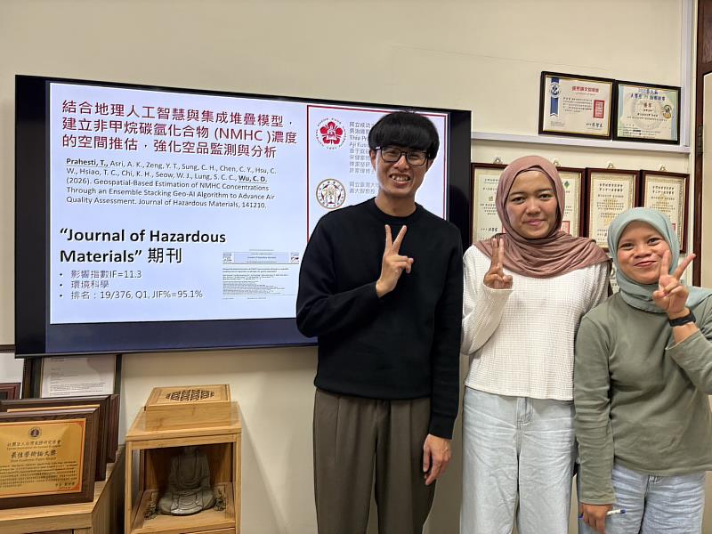 成大測量及空間資訊學系教授吳治達帶領的跨校跨領域團隊,運用並結合地理人工智慧及機器學習等多種工具,成功建構出造成臭氧汙染的重要前驅物質「非甲烷碳氫化合物」詳細分布,成果刊登在國際環境領域頂尖期刊,圖中左起吳治達與論文主要作者成大測量系碩士生Thia Prahesti、博士後研究員Aji Kusumaning Asri。