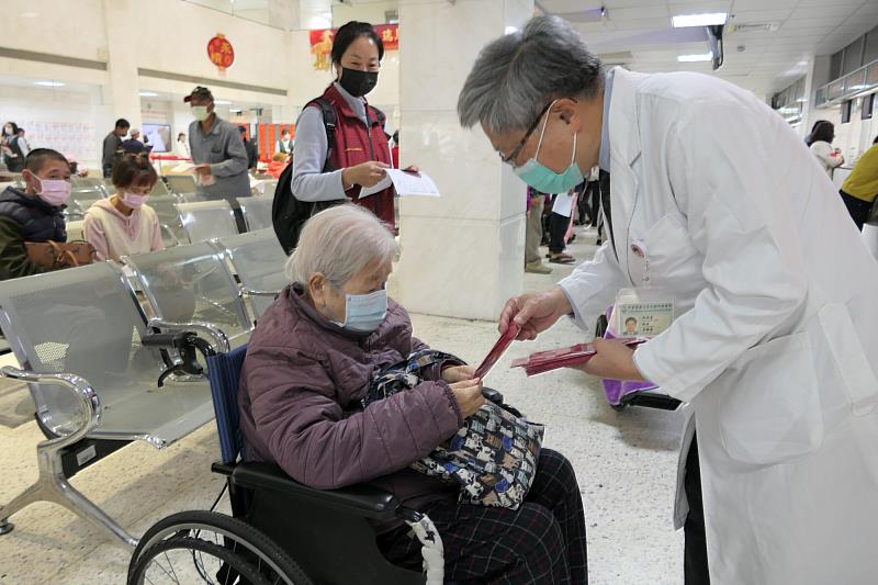 吳錫金院長分送長輩紅包袋賀新年。