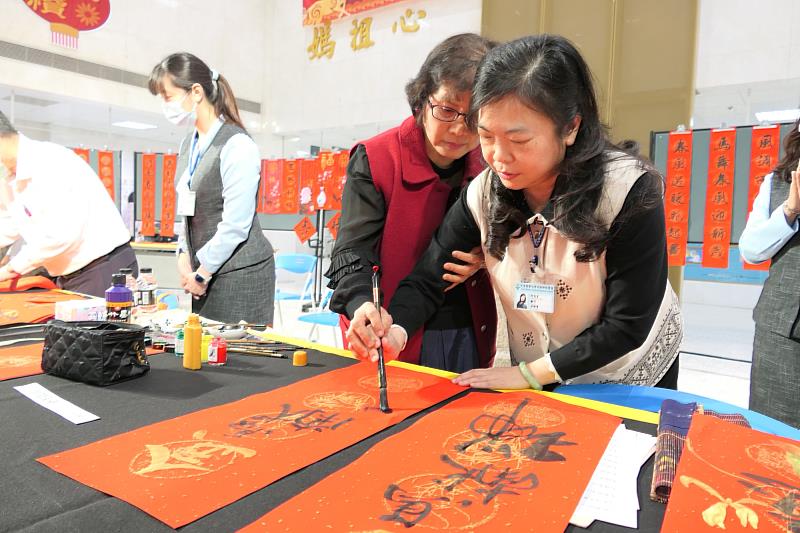 北港書法名家揮毫迎新春,喜氣洋洋。