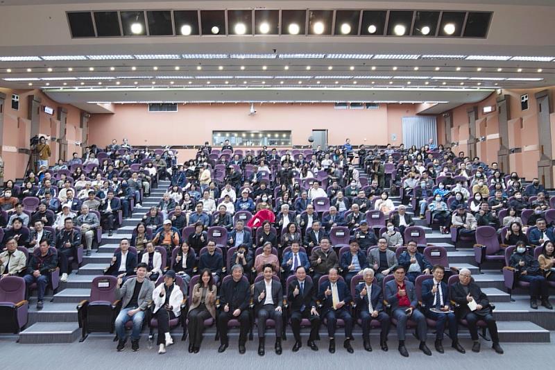 「4號公廁」設計計畫合作備忘錄簽署記者會合影，三方共同宣示啟動後續設計合作。