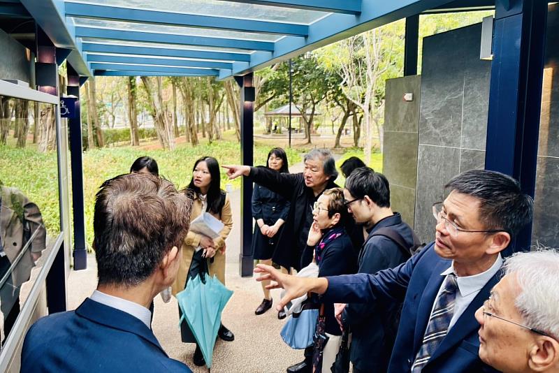 日本普利茲克獎建築大師坂茂參訪「1號生態公廁」，交流使用觀察作為設計參考。
