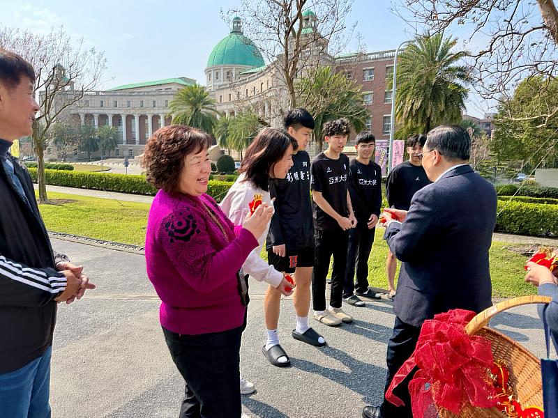 蔡進發校長親自走訪各院,分送馬年祝福。