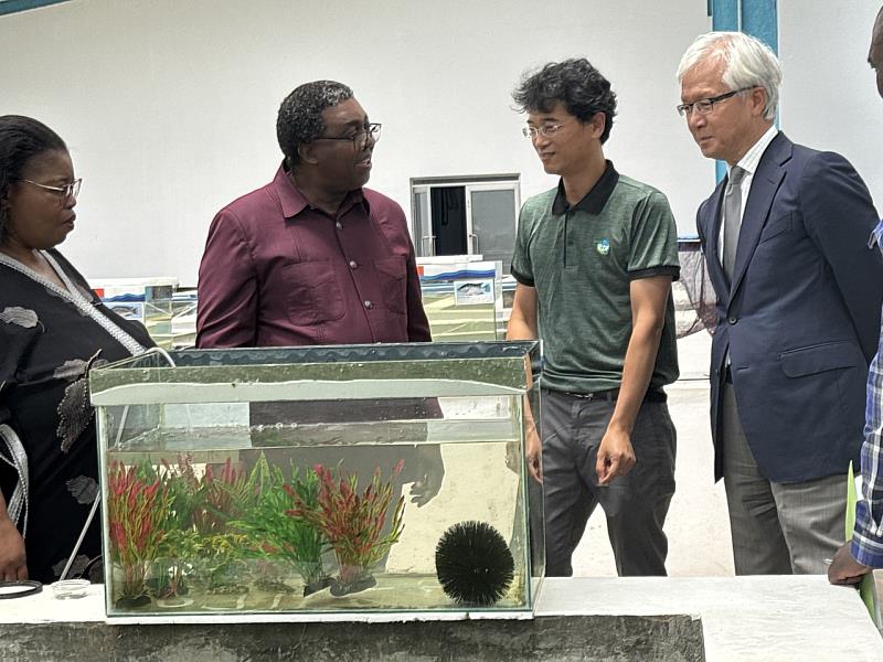 劉恒信經理向推廣司司長Mrs. Nikiwe Dlamini農業部次長Mr. Sydney Simelane及崔靜麟公使（左至右）解說橙邊大口鯛（Chetia brevis）繁殖方式該魚種為南非及史國特有種且國際自然保護聯盟（IUCN）紅皮書已被列為瀕危（Endangered）。