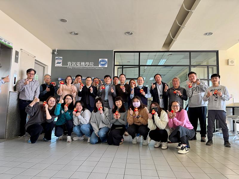 資電院熱烈歡迎校長「回家」。