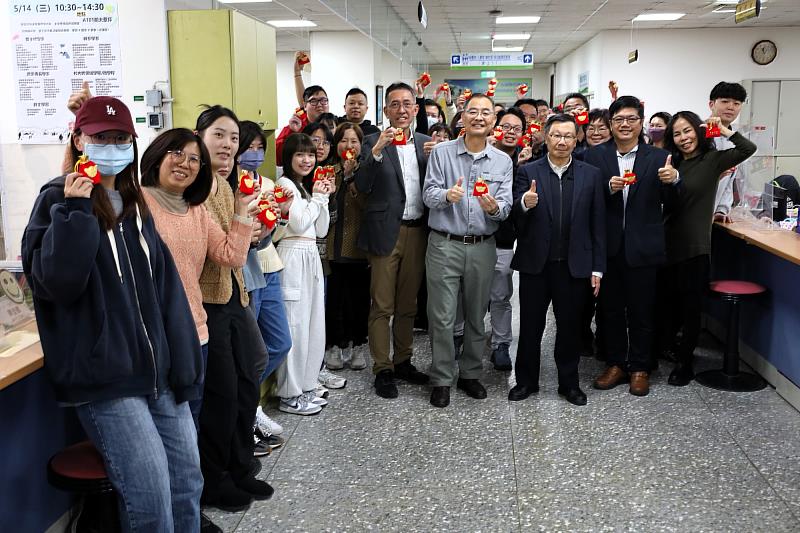 行政大辦公室爭相與校長合照。