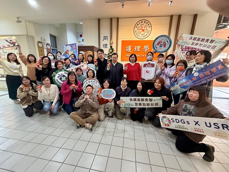 護理學院拿出標語，表現創意。