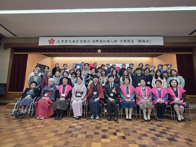 活動團體照。中間由左至右為西高辻圭子會長、留學生會長李劉晟及台北駐福岡經濟文化辦事處洪育欽。