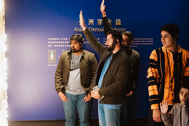 參訪團體驗館內「亞洲穿衣鏡」等數位互動裝置,透過現代科技與傳統服飾文化的結合,讓國際師生以輕鬆有趣的方式探索亞洲多元的審美與民俗特色。