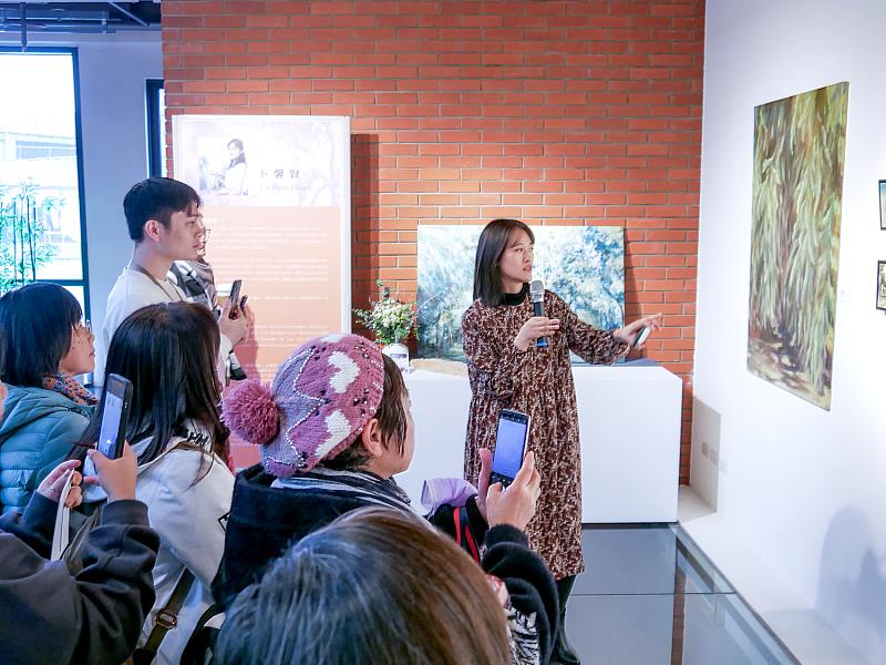 藝術家卜馨賢於展場導覽中介紹作品，說明如何以層層疊合的筆觸與霧化視覺，讓自然不再是被再現的風景，而成為感知流動的場域。