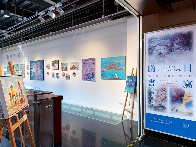 《朧日書寫》展場一隅，作品沿牆鋪展，繪畫、圓形小件與主視覺彼此呼應，形塑出層次分明的觀看動線。觀者在行走與停留之間，逐步進入朦朧而緩慢的感知節奏，使展覽成為一段持續生成的觀看經驗。