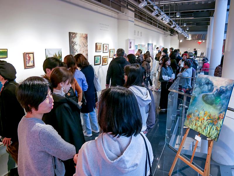 觀眾行走於展場之間，駐足觀看、彼此交流，在慢下來的節奏中，感受作品所開啟的多重層次，使展覽成為一場持續發生的觀看經驗。