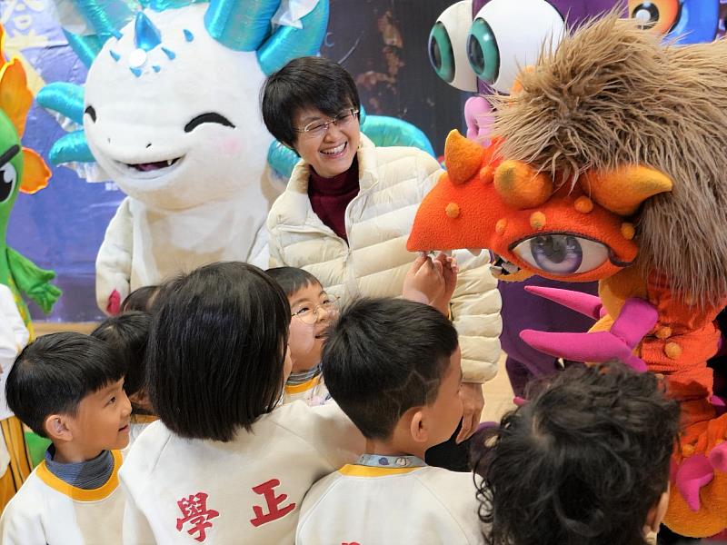 客委會古秀妃主委與《燈怪》人偶和學正幼兒園的小朋友們互動。