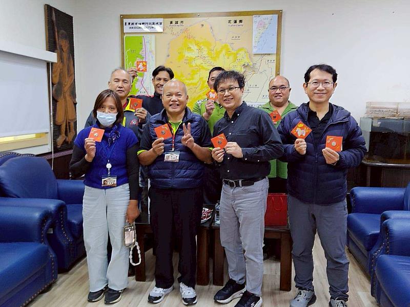 春節前送暖第一線 臺東縣環保局走訪各鄉鎮清潔隊拜年致謝