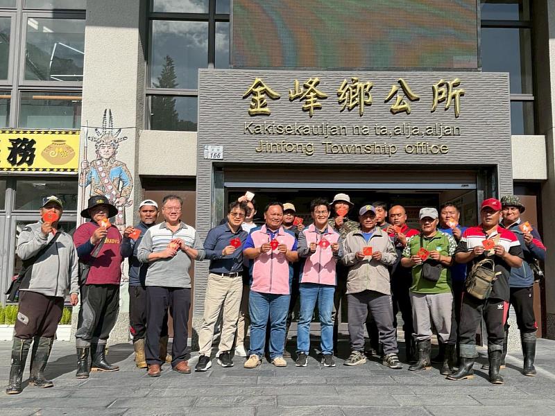 春節前送暖第一線 臺東縣環保局走訪各鄉鎮清潔隊拜年致謝