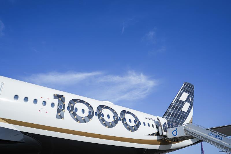 A350-1000全新機身採用先進碳纖維複合材料打造，兼具結構強度與整體效能，並以品牌標準色「曜石灰」為編織設計基底，搭配「大地金」、專屬尾翼塗裝與機身「1000」字樣點綴。