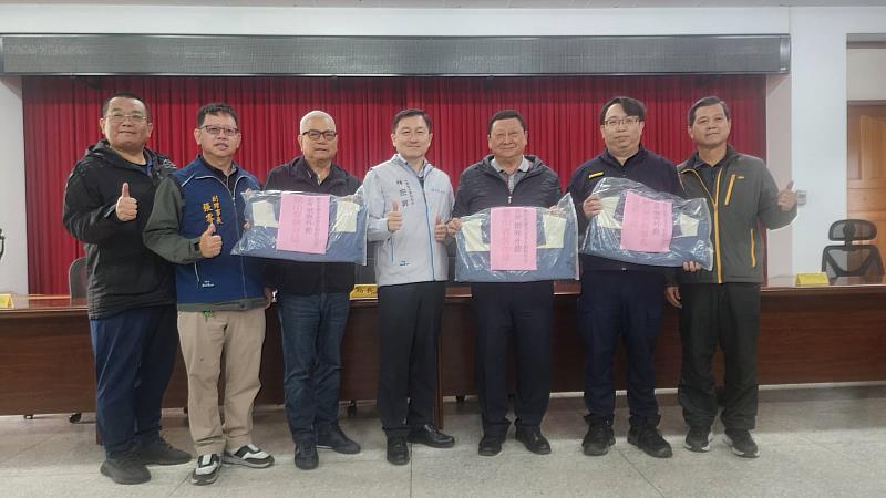 歡欣集團捐贈700件禦寒外套 力挺關山警分局、警友會及義警弟兄