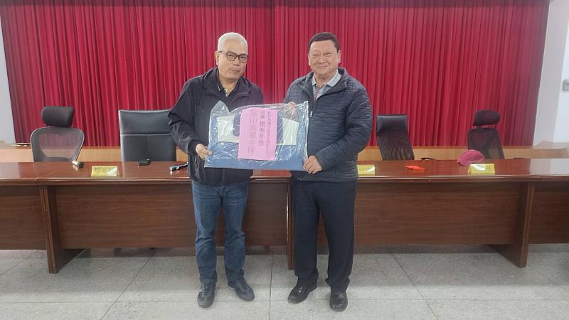 歡欣集團捐贈700件禦寒外套 力挺關山警分局、警友會及義警弟兄