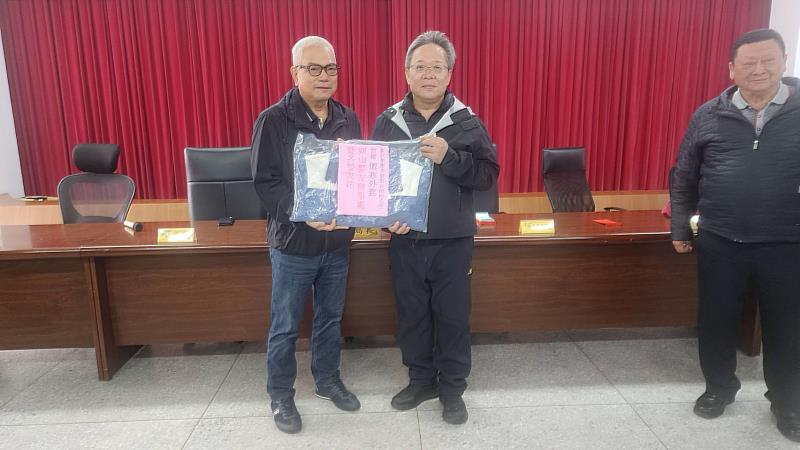 歡欣集團捐贈700件禦寒外套 力挺關山警分局、警友會及義警弟兄