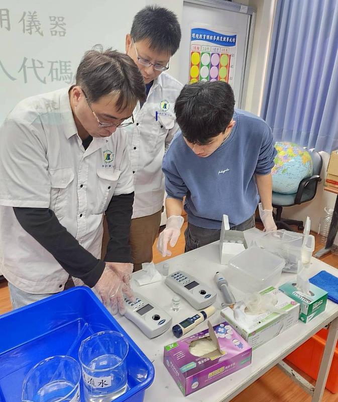 中欣行工程師與巡守隊志工實作水質檢測設備操作，強化現地巡守專業能力。