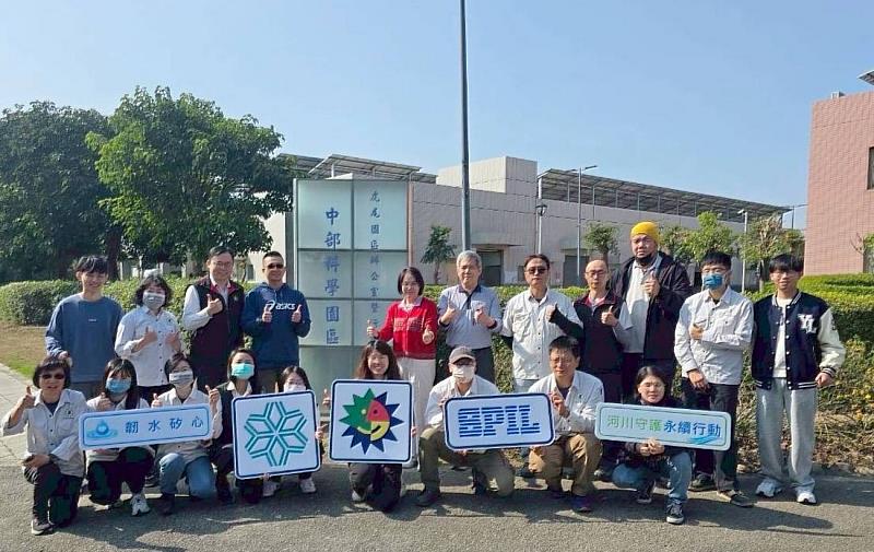 雲科大、中科污水廠與志工共同合影，展現守護河川決心。