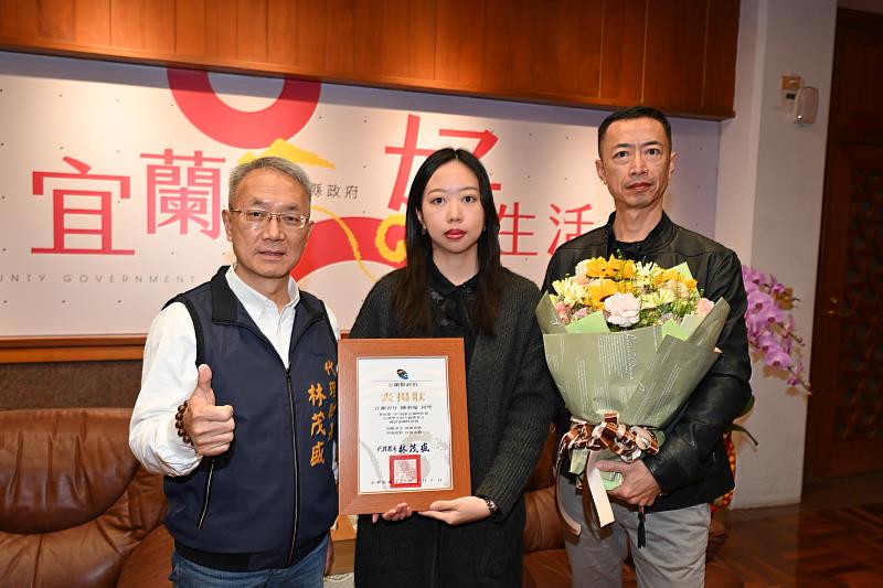 代理縣長林茂盛（左）表揚陳莉璇（中）獲第38屆東京國際影展殊榮，與其父（右）共同合影。