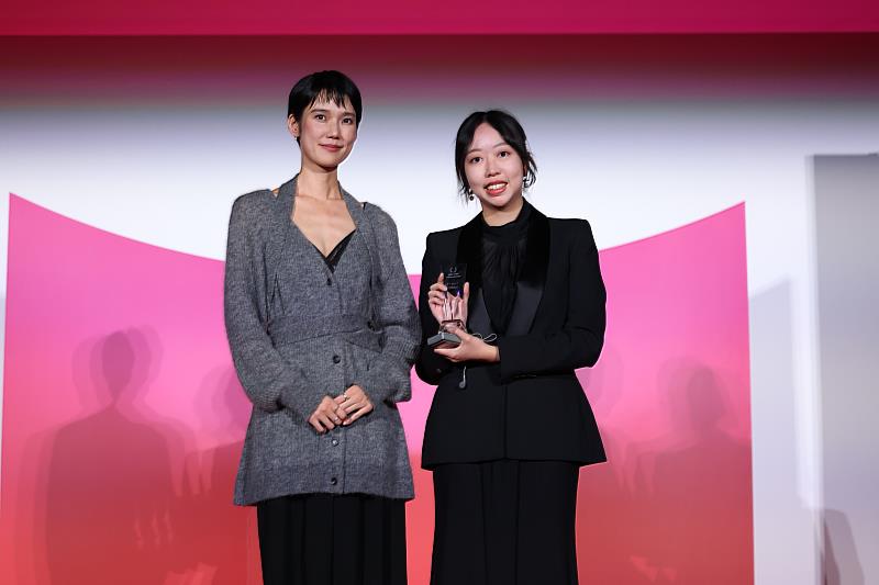 宜蘭青年陳莉璇（右）以短片《保密例外》榮獲第38屆東京國際影展「亞洲學生短片競賽單元」評審團特別獎，與評審、頒獎嘉賓日本演員岡本多緒（左）合影。