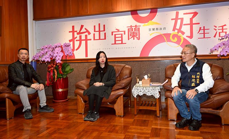 代理縣長林茂盛表揚宜蘭青年陳莉璇榮獲第38屆東京國際影展評審團特別獎，肯定青年才華。