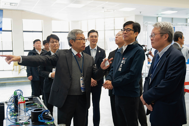 Executive Yuan Minister without Portfolio Chen Chin-te (right) and Kaohsiung Mayor Chen Chi-mai (second from right) attend an industry–academia exchange session during the forum.