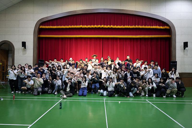 中國醫藥大學《日青服務隊》同學與霧峰四德國小學生合影。