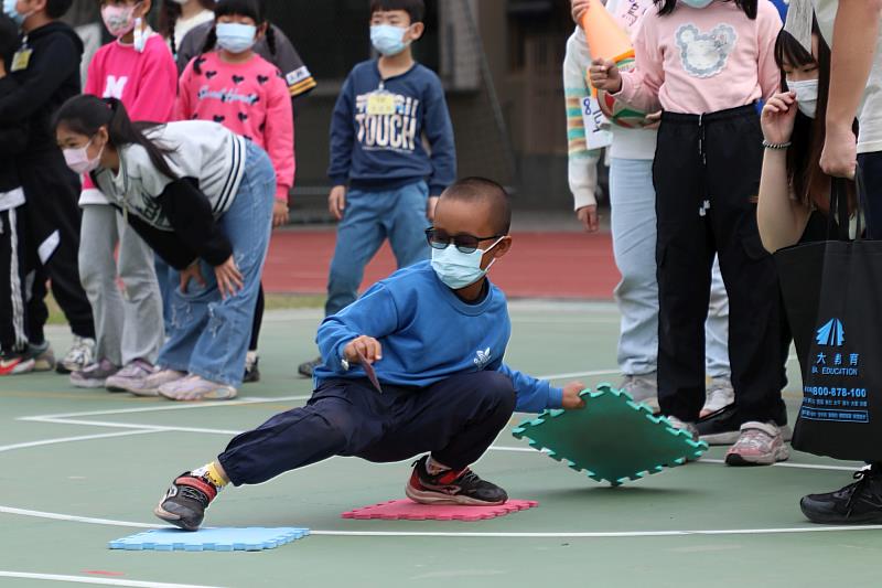 學童開心玩「神祕方塊」遊戲。