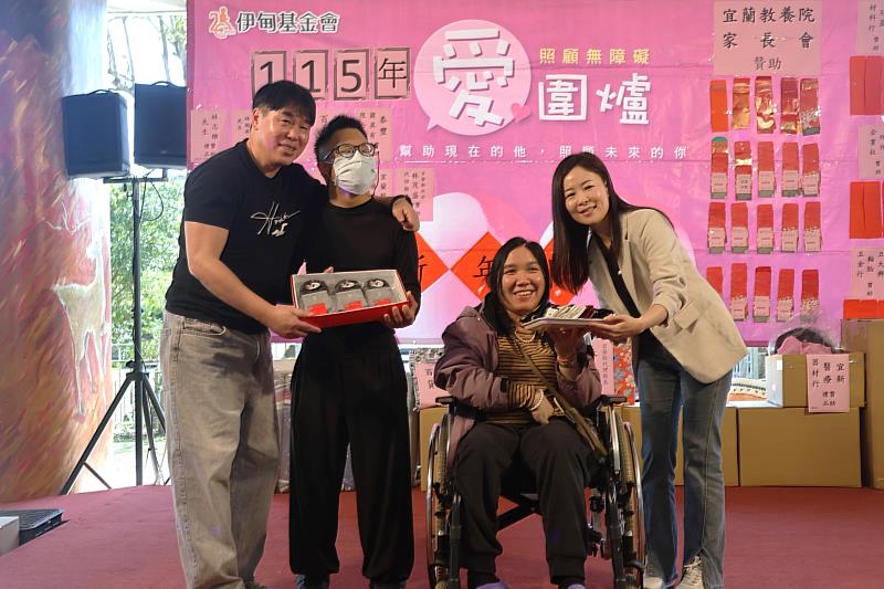 伊甸基金會執行長何天元（左）、副執行長鄒聖盈（右）送上年節溫暖禮，讓服務對象感受年節特有的熱鬧與祝福。