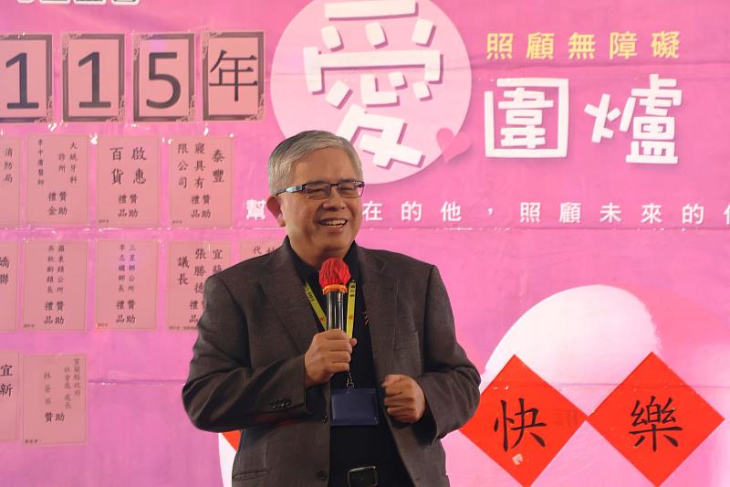 伊甸基金會董事長陳宇昭特別撥空蒞臨宜蘭教養院愛圍爐，為服務對象送上新年祝福。