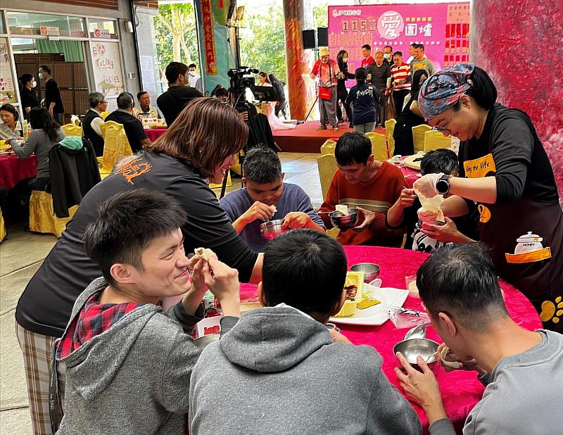 在伊甸工作人員與志工的協助下，每位服務對象都吃的開心又滿足。