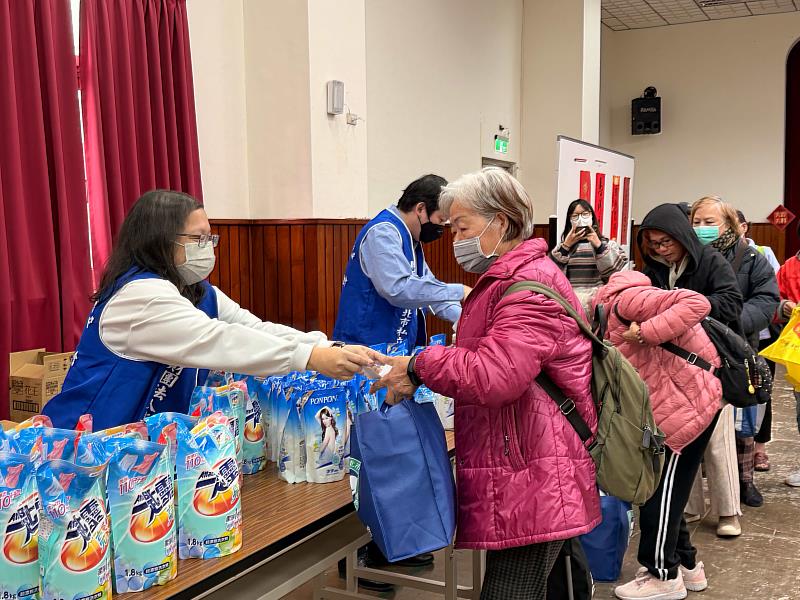 文豪社會福利基金會企業志工協助發放物資。