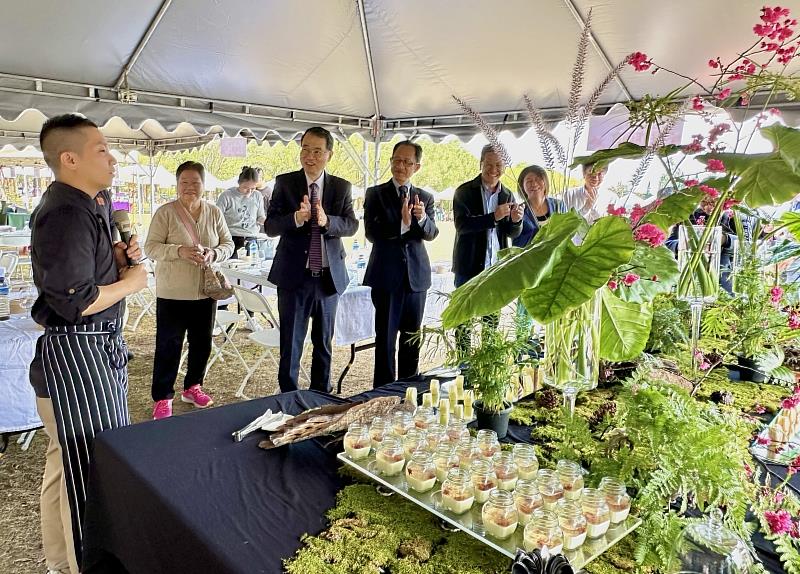 張文騰主廚（左1）現場說明生態保育意象融入餐飲設計的綠色餐桌，獲到場貴賓的讚賞。