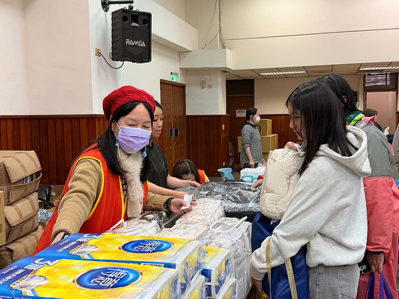三重社福中心媒合多個民間單位,於現場提供年菜、保暖衣物及生活用品。
