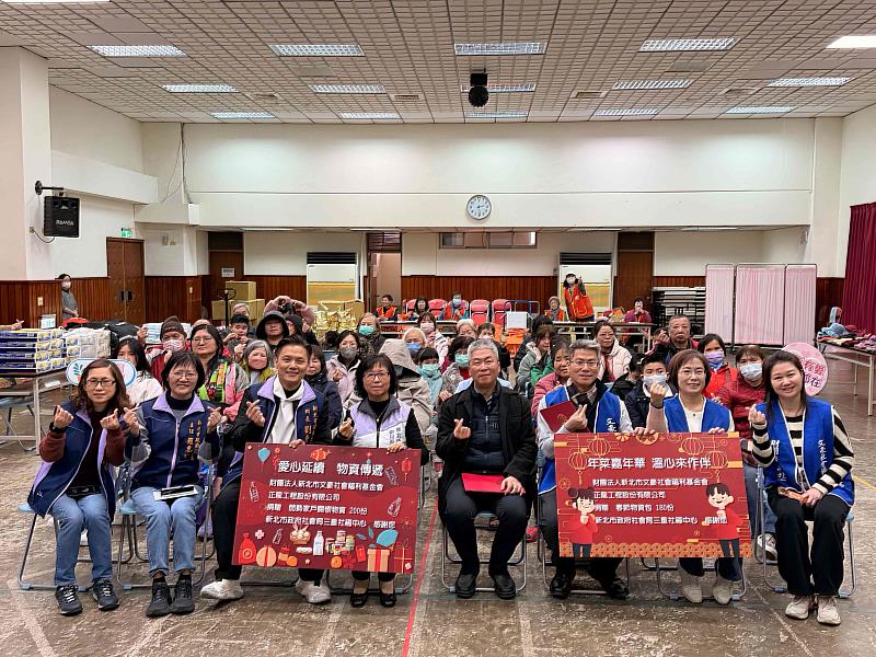 新北市私立文豪社會福利基金會結合關係企業捐贈年節物資給三重區弱勢家庭。