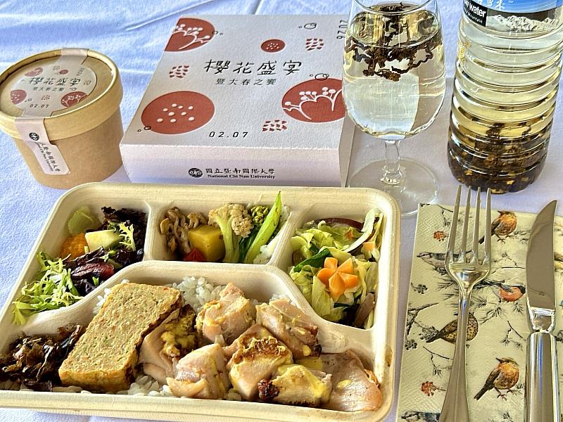 「櫻花盛宴：暨大春之饗」活動精美的綠色餐盒。