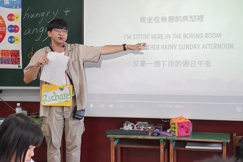 世新英語暨傳播應用學系學生透過專業所學發展出獨特且具有吸引力的教學方法。（世新大學提供）