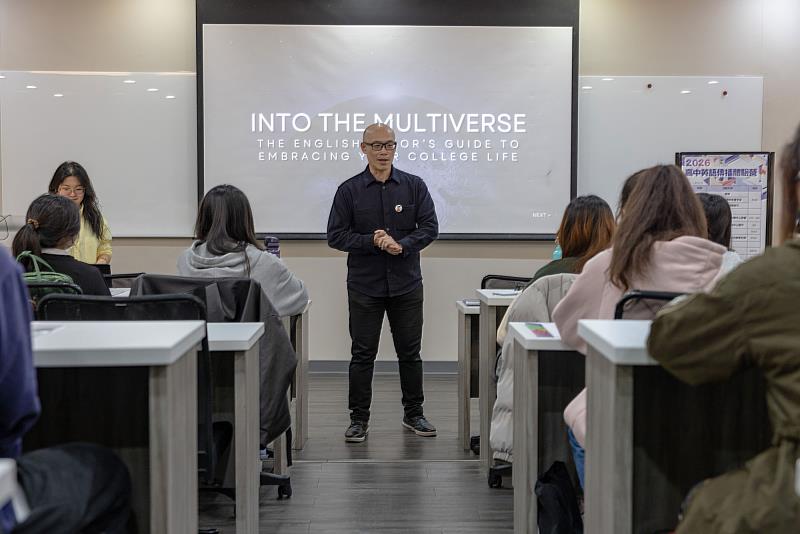 世新大學英語系主任陳建龍與系上教師翁悅心、戴明陸帶來精華課程與AI應用。（世新大學提供）