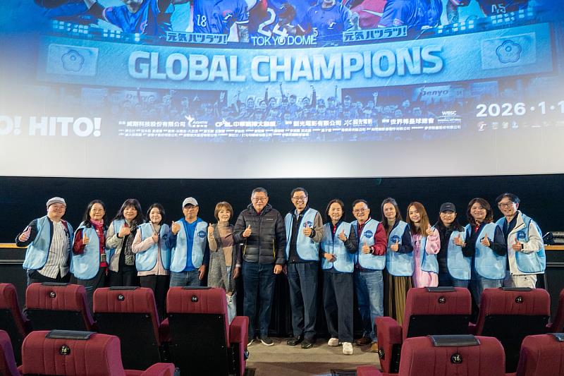 政大EMBA校友會理事長許先越帶領校友會幹部們，與社福單位與相關單位協調促成美事，持續發揮校友會力量傳遞溫暖與關懷。