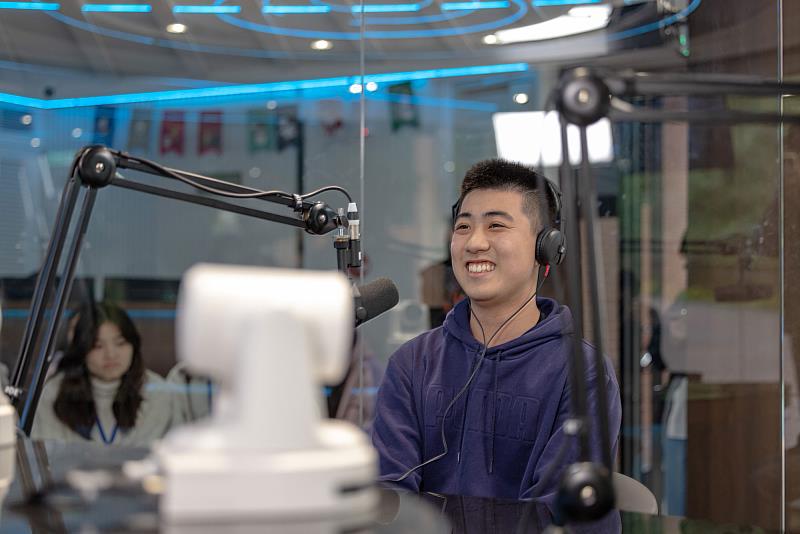 世新大學高中英語傳播體驗營學員親身感受圓桌影音播客直播間。(世新大學提供)