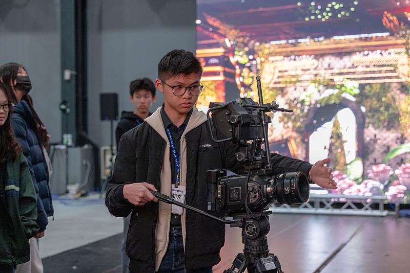 世新英語系高中營隊學員參訪、體驗LVS智能攝製基地等專業空間。（世新大學提供）