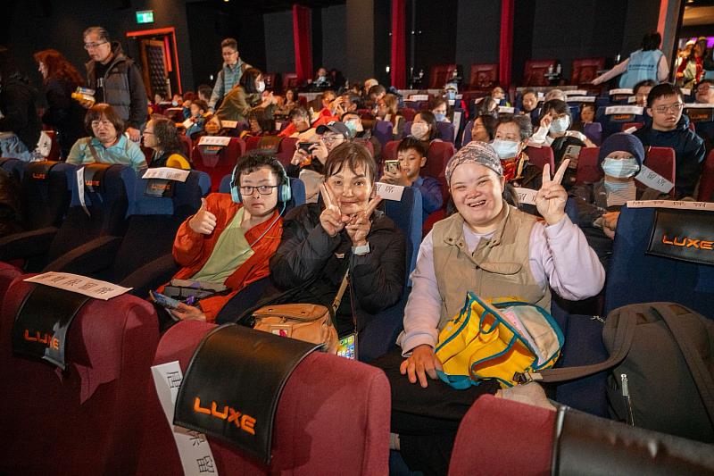 受邀本次活動的慢飛天使孩子們與家長在影院的留影，陽光般的笑容正是《冠軍之路》電影所要傳遞的不服輸的勇氣與轉化挫折的力量。