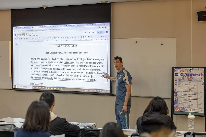 世新大學英語系教師戴明陸講授新聞英文與播報實務技巧。(世新大學提供)