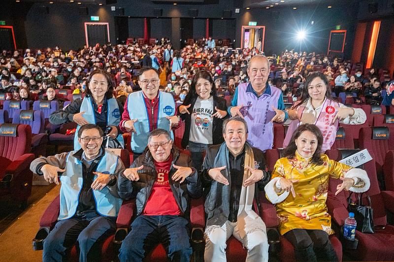 台灣尚勇！政大EMBA校友會與社福團體的勇氣大合照，前排為政大EMBA校友會許先越理事長、李瑞華老師、金慶柏榮譽理事長及夫人，後排為校友會秘書長許美玲、公關長林進賢、唐氏症關愛者協會代理秘書長陳能玲、桃園市唐氏症家長協會理事長沈啟明、桃園市唐氏症家長協會總幹事羅元鈺等，共同促成本次活動。