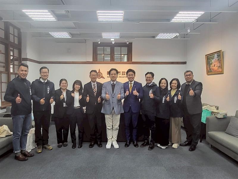 岡田龍太郎議員促成兩市教育單位簽署MOU並親臨觀禮。