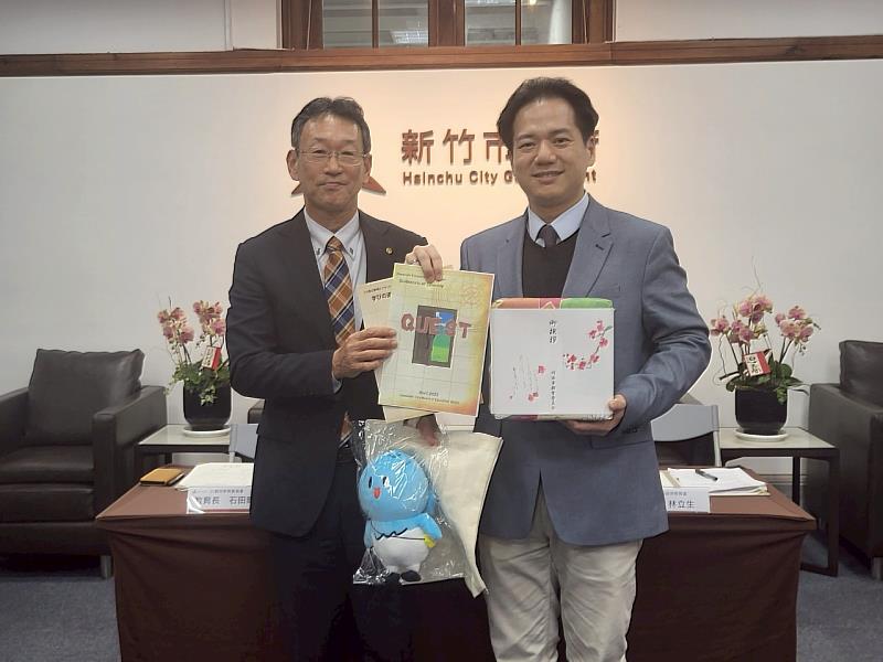 川西市石田剛教育長致贈該市教育白皮書及特色禮盒。