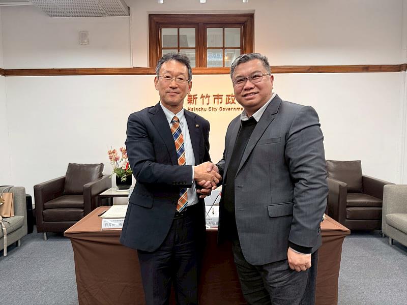 新竹市教育處林立生處長與川西市石田剛教育長握手合作促進兩市教育交流。