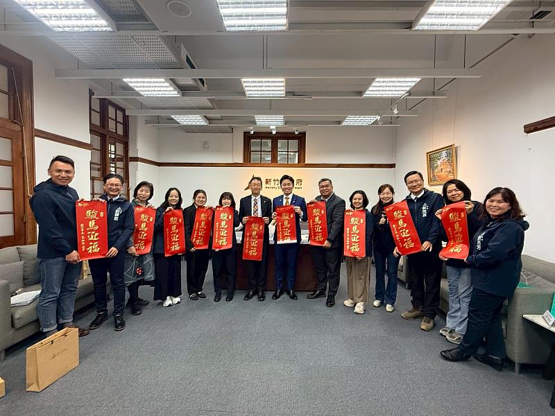 適逢春節，高市長致贈春聯祝福兩市教育交流成功。